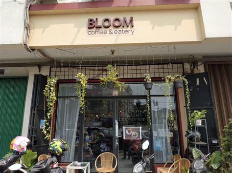 Blooms cafeteria - Echa un vistazo a menú para Max Bloom's Cafe Noir.The menu includes and menu. Ver también las fotos y los tips de los visitantes.